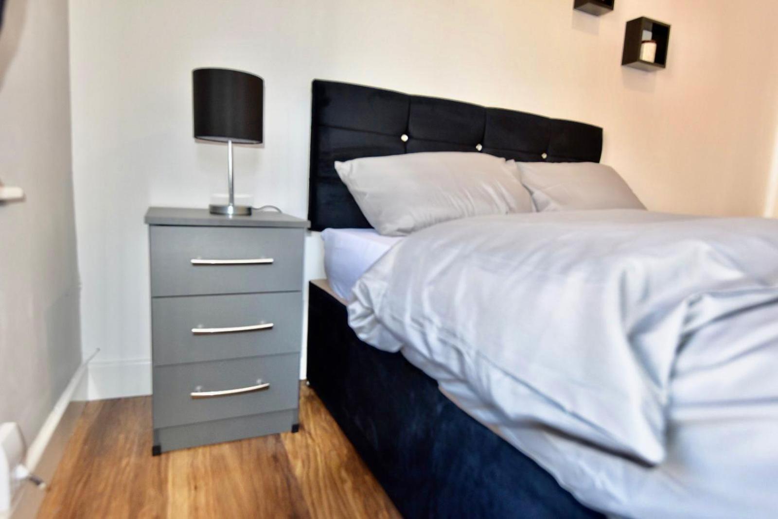 Come On In Lucas Street Newport Train Station Sleep Upto 8 Villa Room photo