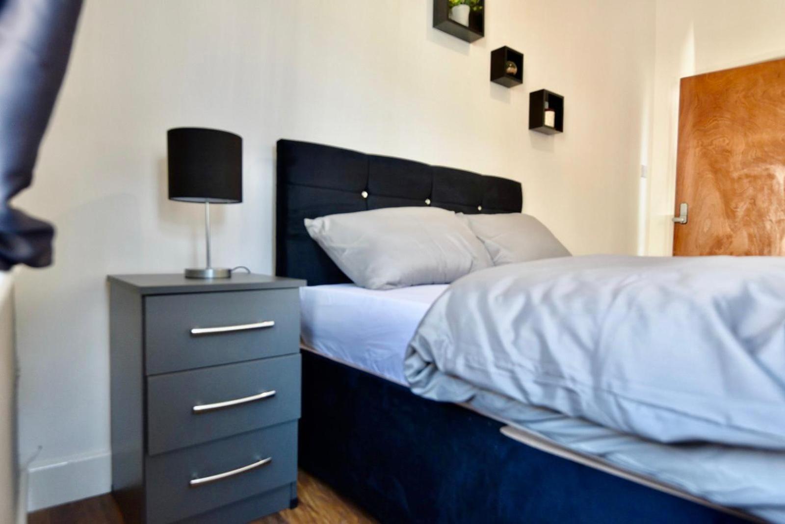 Come On In Lucas Street Newport Train Station Sleep Upto 8 Villa Room photo