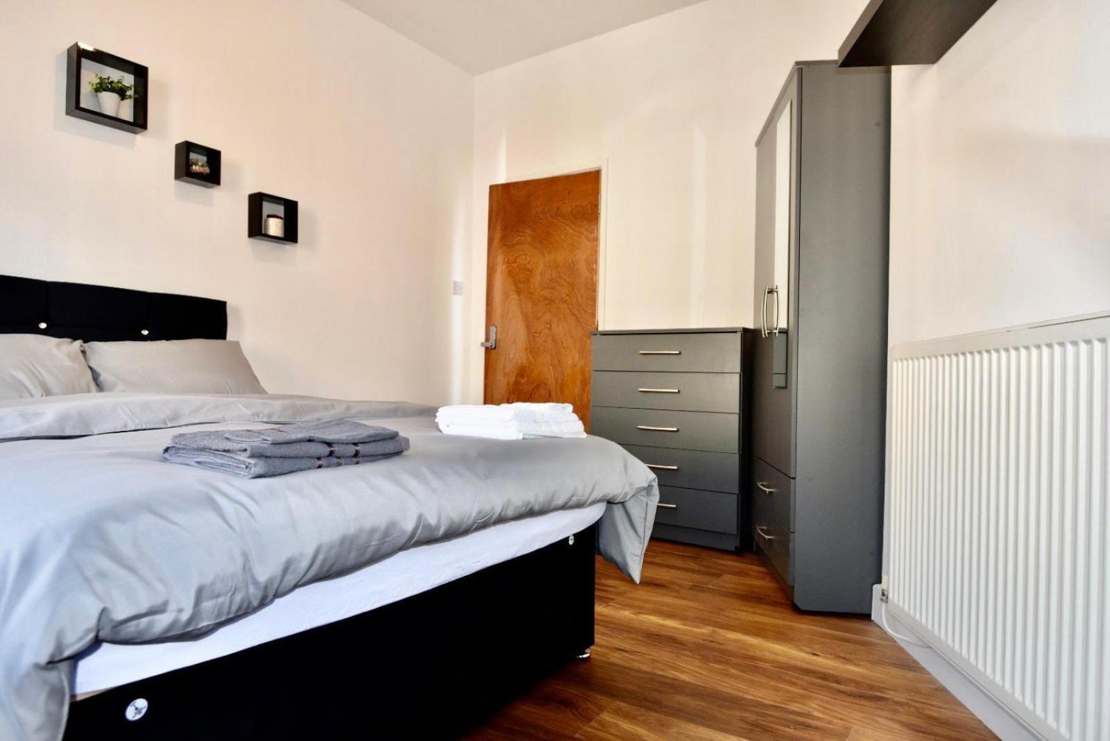 Come On In Lucas Street Newport Train Station Sleep Upto 8 Villa Room photo