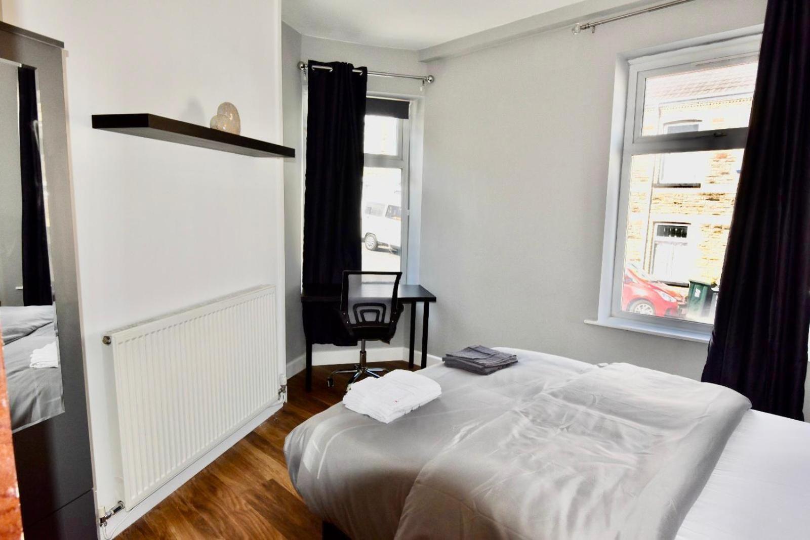 Come On In Lucas Street Newport Train Station Sleep Upto 8 Villa Room photo